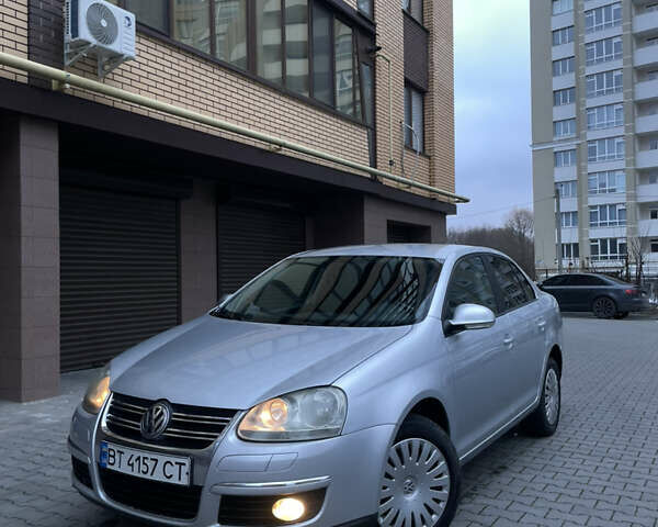 Серый Фольксваген Джетта, объемом двигателя 1.6 л и пробегом 305 тыс. км за 4800 $, фото 1 на Automoto.ua