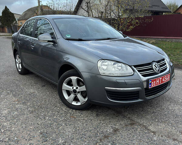 Серый Фольксваген Джетта, объемом двигателя 1.6 л и пробегом 168 тыс. км за 6999 $, фото 1 на Automoto.ua