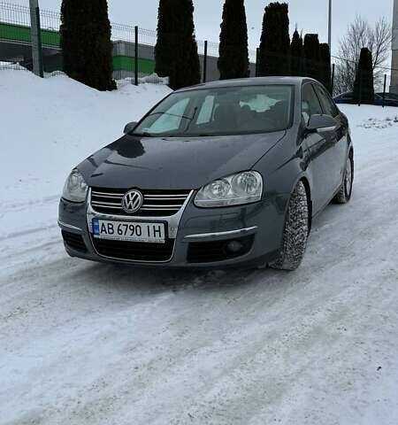 Сірий Фольксваген Джетта, об'ємом двигуна 1.39 л та пробігом 302 тис. км за 5100 $, фото 1 на Automoto.ua