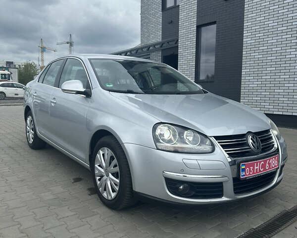 Серый Фольксваген Джетта, объемом двигателя 1.4 л и пробегом 209 тыс. км за 7999 $, фото 1 на Automoto.ua