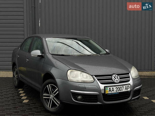 Сірий Фольксваген Джетта, об'ємом двигуна 1.6 л та пробігом 218 тис. км за 6700 $, фото 1 на Automoto.ua