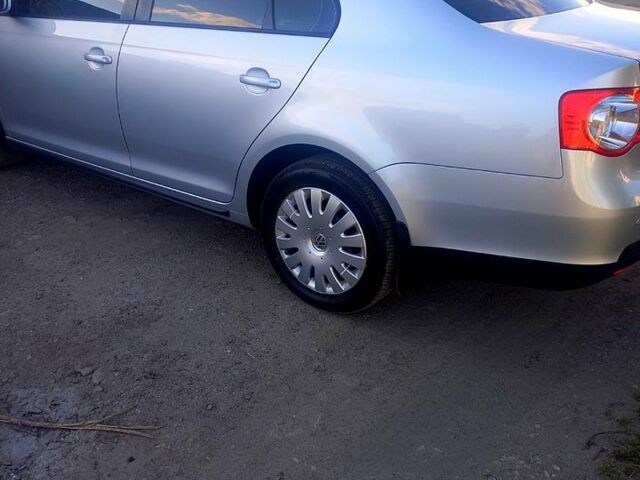 Сірий Фольксваген Джетта, об'ємом двигуна 1.6 л та пробігом 129 тис. км за 7500 $, фото 1 на Automoto.ua