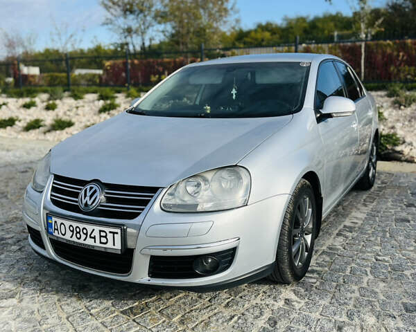 Фольксваген Джетта 2010 у Мукачеве на Automoto.ua Сірий Фольксваген Джетта, об'ємом двигуна 1.6 л та пробігом 236 тис. км за 7500 $, фото 1 на Automoto.ua