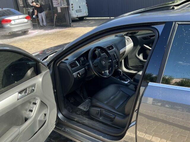 Серый Фольксваген Джетта, объемом двигателя 1.8 л и пробегом 128 тыс. км за 9000 $, фото 1 на Automoto.ua