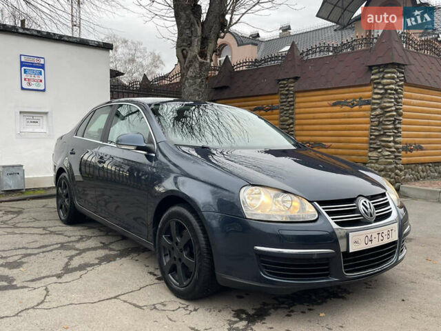 Синий Фольксваген Джетта, объемом двигателя 1.6 л и пробегом 232 тыс. км за 5700 $, фото 1 на Automoto.ua