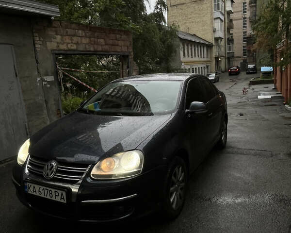 Синій Фольксваген Джетта, об'ємом двигуна 1.6 л та пробігом 345 тис. км за 5599 $, фото 1 на Automoto.ua
