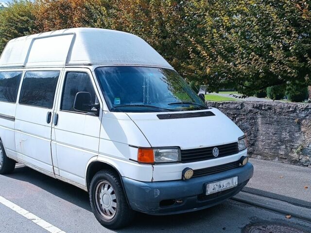 Белый Фольксваген Мультиван, объемом двигателя 2.4 л и пробегом 350 тыс. км за 3880 $, фото 1 на Automoto.ua