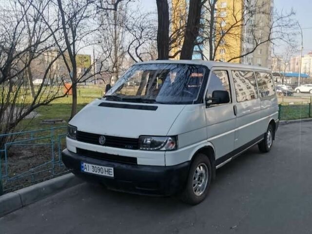 Белый Фольксваген Мультиван, объемом двигателя 2.5 л и пробегом 500 тыс. км за 2900 $, фото 1 на Automoto.ua