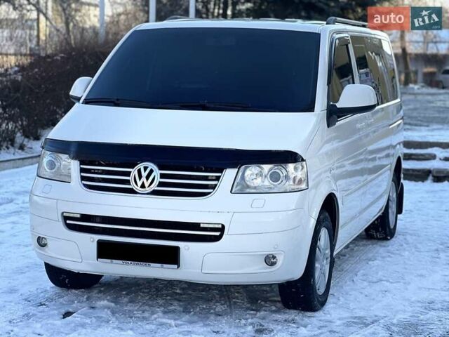 Белый Фольксваген Мультиван, объемом двигателя 2.5 л и пробегом 200 тыс. км за 13999 $, фото 1 на Automoto.ua