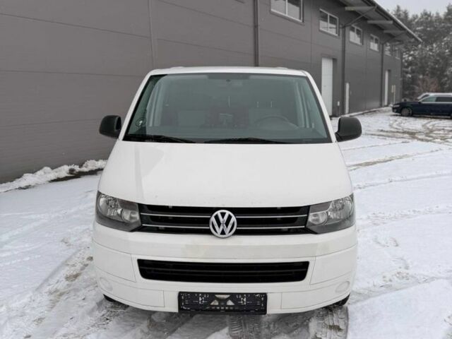 Белый Фольксваген Мультиван, объемом двигателя 2 л и пробегом 437 тыс. км за 13456 $, фото 1 на Automoto.ua