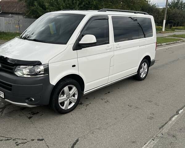 Белый Фольксваген Мультиван, объемом двигателя 2 л и пробегом 190 тыс. км за 26100 $, фото 1 на Automoto.ua