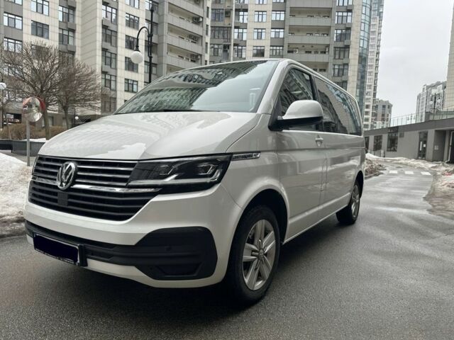 Белый Фольксваген Мультиван, объемом двигателя 2 л и пробегом 210 тыс. км за 44500 $, фото 1 на Automoto.ua