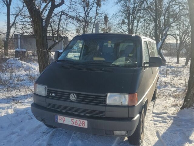 Черный Фольксваген Мультиван, объемом двигателя 2.4 л и пробегом 300 тыс. км за 2900 $, фото 1 на Automoto.ua