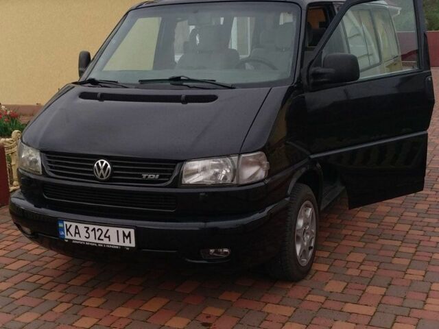 Черный Фольксваген Мультиван, объемом двигателя 2.5 л и пробегом 333 тыс. км за 11500 $, фото 1 на Automoto.ua