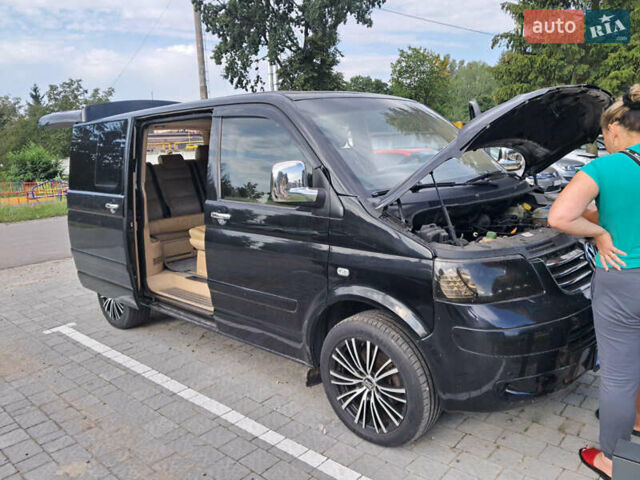Черный Фольксваген Мультиван, объемом двигателя 2.46 л и пробегом 176 тыс. км за 15000 $, фото 1 на Automoto.ua