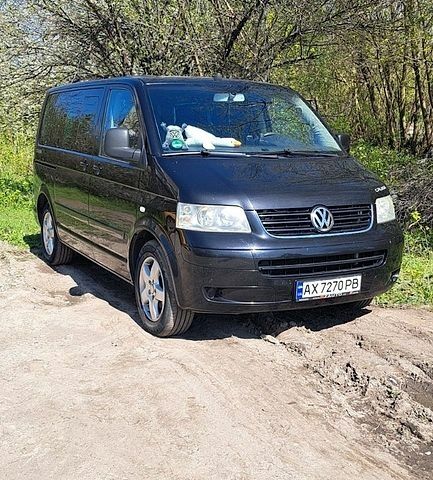 Черный Фольксваген Мультиван, объемом двигателя 2.5 л и пробегом 350 тыс. км за 15500 $, фото 1 на Automoto.ua