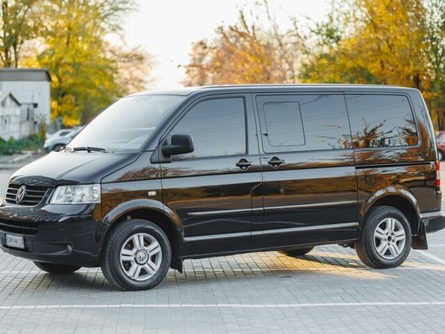 Черный Фольксваген Мультиван, объемом двигателя 0 л и пробегом 201 тыс. км за 14000 $, фото 1 на Automoto.ua