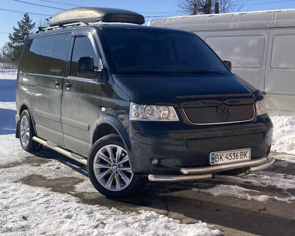 Черный Фольксваген Мультиван, объемом двигателя 2.46 л и пробегом 350 тыс. км за 18500 $, фото 1 на Automoto.ua