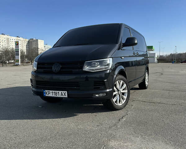 Черный Фольксваген Мультиван, объемом двигателя 2.46 л и пробегом 327 тыс. км за 17500 $, фото 1 на Automoto.ua