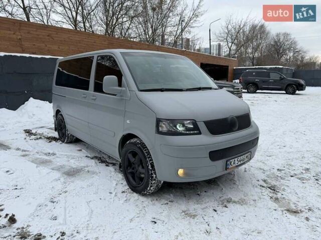 Серый Фольксваген Мультиван, объемом двигателя 2.46 л и пробегом 230 тыс. км за 9900 $, фото 1 на Automoto.ua