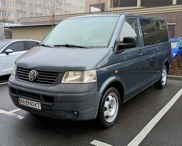 Серый Фольксваген Мультиван, объемом двигателя 2.5 л и пробегом 349 тыс. км за 6900 $, фото 1 на Automoto.ua