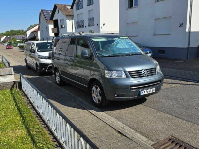 Серый Фольксваген Мультиван, объемом двигателя 2.5 л и пробегом 370 тыс. км за 11500 $, фото 1 на Automoto.ua