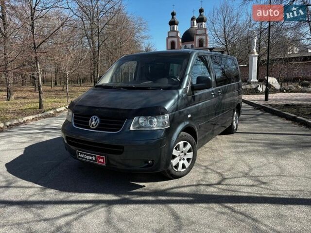 Серый Фольксваген Мультиван, объемом двигателя 2.5 л и пробегом 348 тыс. км за 11990 $, фото 1 на Automoto.ua