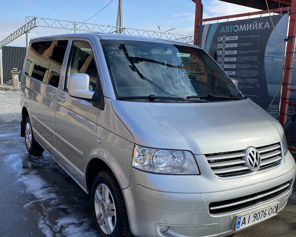 Серый Фольксваген Мультиван, объемом двигателя 2.46 л и пробегом 360 тыс. км за 13000 $, фото 1 на Automoto.ua