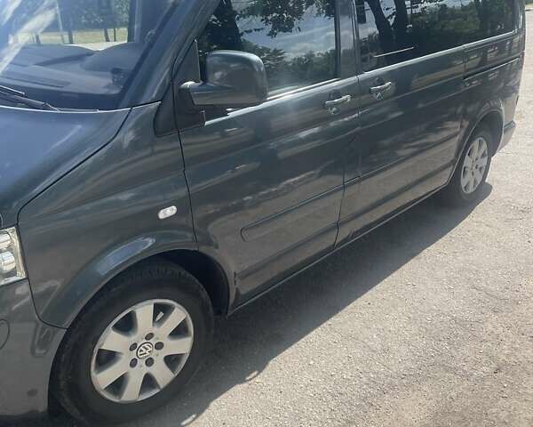 Серый Фольксваген Мультиван, объемом двигателя 2.5 л и пробегом 348 тыс. км за 11500 $, фото 1 на Automoto.ua