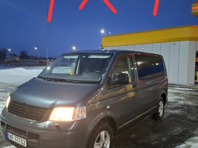 Сірий Фольксваген Мультиван, об'ємом двигуна 2.5 л та пробігом 282 тис. км за 5500 $, фото 1 на Automoto.ua