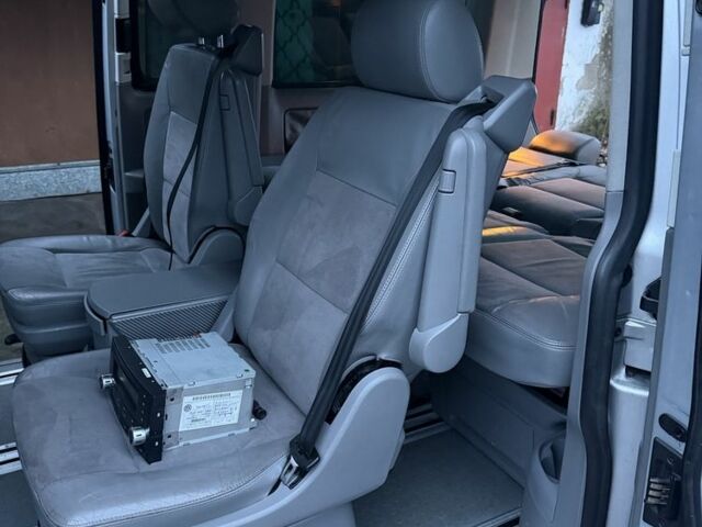 Сірий Фольксваген Мультиван, об'ємом двигуна 2.5 л та пробігом 360 тис. км за 15500 $, фото 1 на Automoto.ua