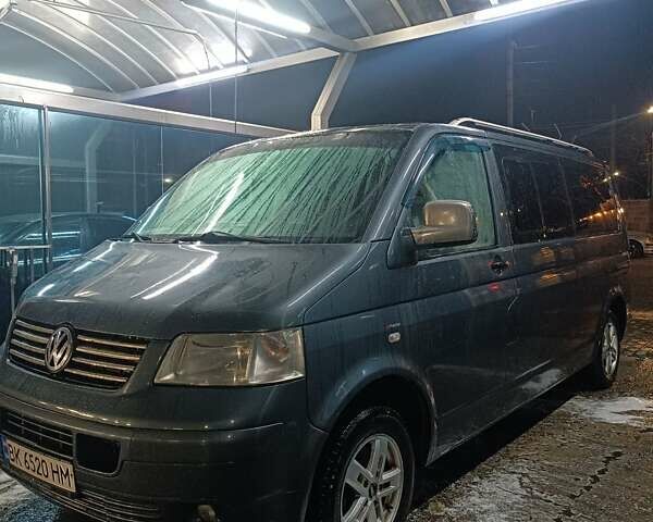 Сірий Фольксваген Мультиван, об'ємом двигуна 2.5 л та пробігом 450 тис. км за 8750 $, фото 1 на Automoto.ua