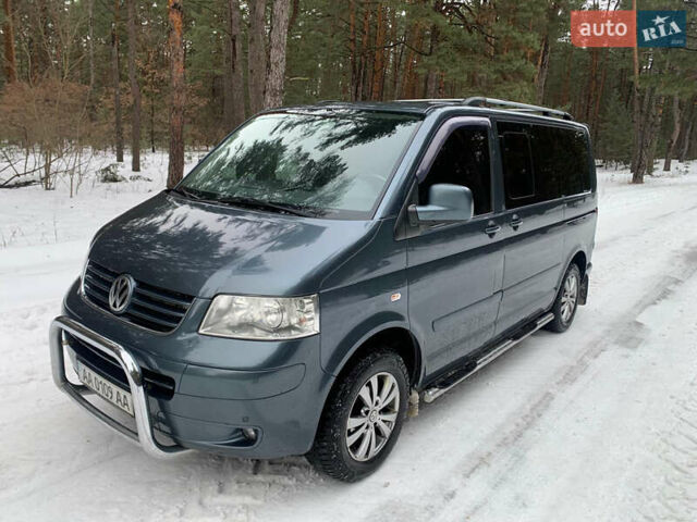 Серый Фольксваген Мультиван, объемом двигателя 2.46 л и пробегом 278 тыс. км за 18000 $, фото 1 на Automoto.ua