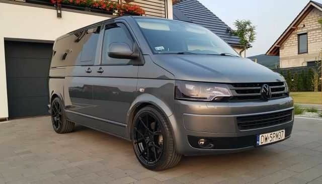 Серый Фольксваген Мультиван, объемом двигателя 2 л и пробегом 130 тыс. км за 9000 $, фото 1 на Automoto.ua