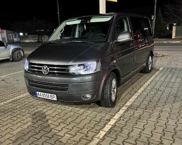 Серый Фольксваген Мультиван, объемом двигателя 1.98 л и пробегом 300 тыс. км за 23000 $, фото 1 на Automoto.ua