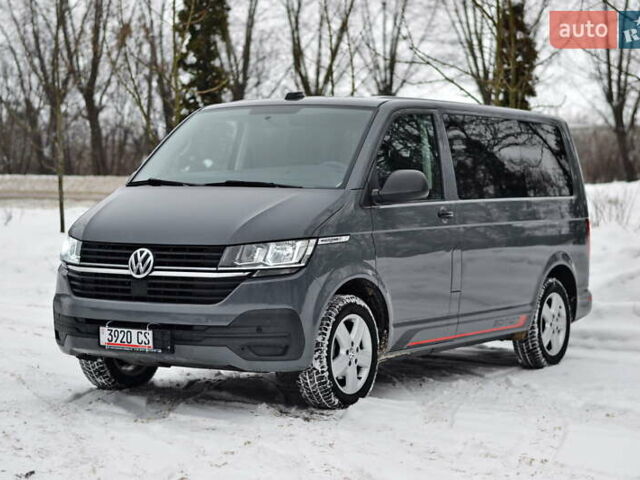 Серый Фольксваген Мультиван, объемом двигателя 2 л и пробегом 170 тыс. км за 42500 $, фото 1 на Automoto.ua