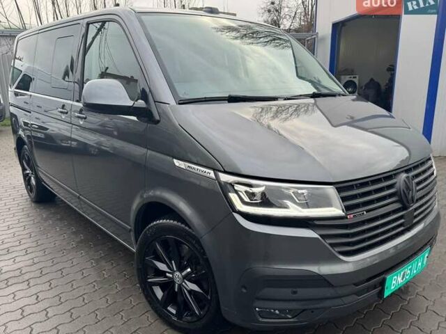 Серый Фольксваген Мультиван, объемом двигателя 2 л и пробегом 235 тыс. км за 49500 $, фото 1 на Automoto.ua
