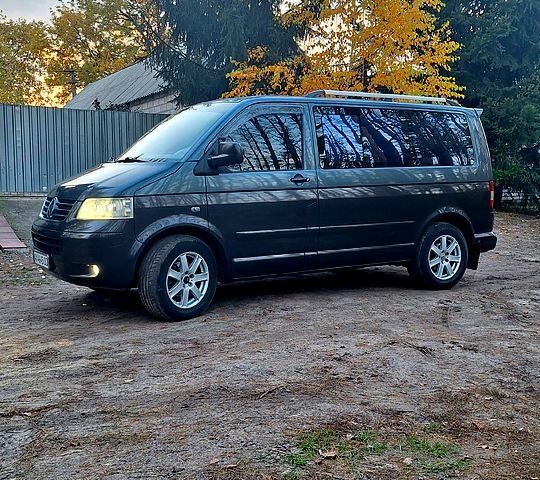 Серый Фольксваген Мультиван, объемом двигателя 2.5 л и пробегом 315 тыс. км за 15999 $, фото 1 на Automoto.ua
