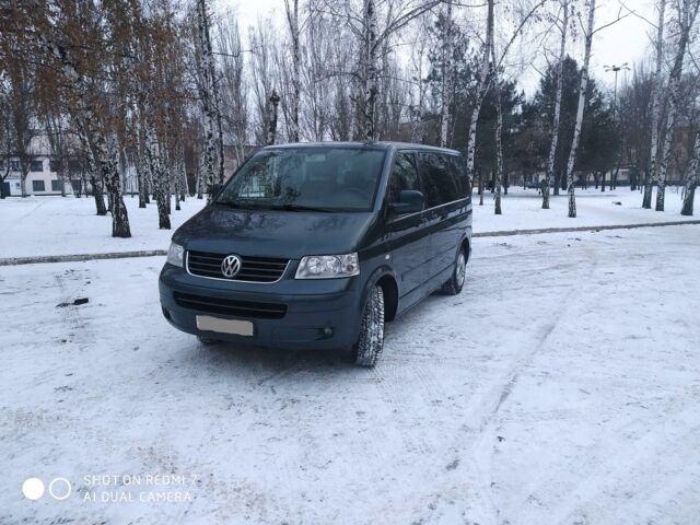 Серый Фольксваген Мультиван, объемом двигателя 2.5 л и пробегом 330 тыс. км за 15000 $, фото 1 на Automoto.ua