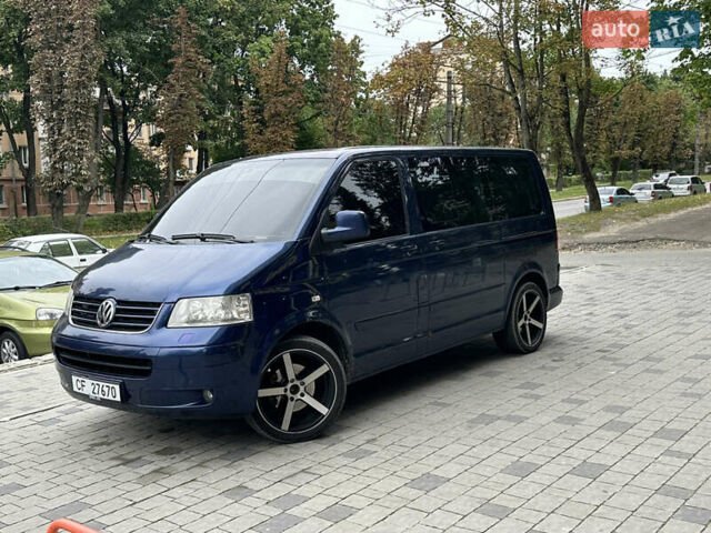 Синий Фольксваген Мультиван, объемом двигателя 2.5 л и пробегом 300 тыс. км за 6399 $, фото 1 на Automoto.ua