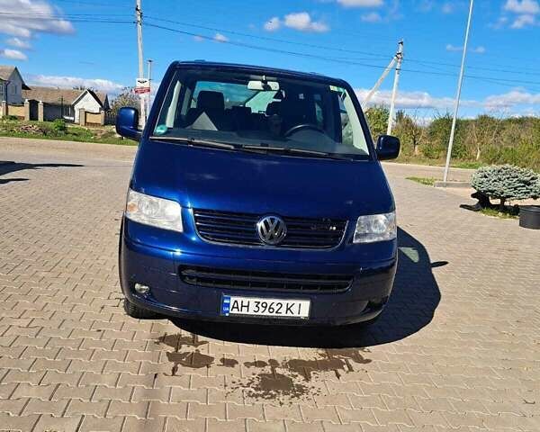 Синий Фольксваген Мультиван, объемом двигателя 2.5 л и пробегом 140 тыс. км за 18000 $, фото 1 на Automoto.ua