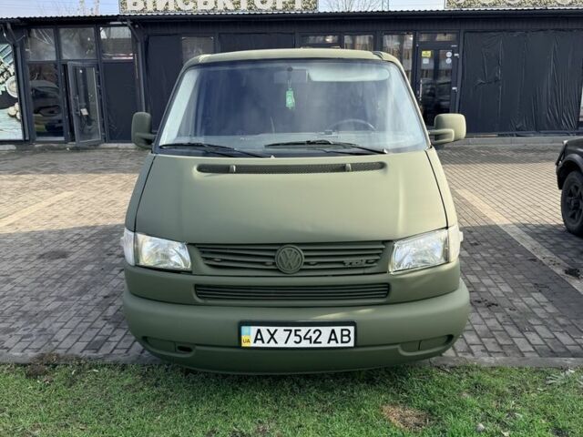 Зелений Фольксваген Мультиван, об'ємом двигуна 2.5 л та пробігом 320 тис. км за 3800 $, фото 1 на Automoto.ua
