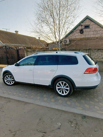 Білий Фольксваген Пассат Альтрак, об'ємом двигуна 2 л та пробігом 286 тис. км за 12700 $, фото 1 на Automoto.ua