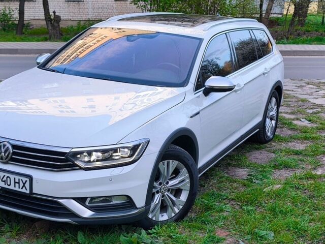 Белый Фольксваген Пассат Альтрак, объемом двигателя 2 л и пробегом 210 тыс. км за 21777 $, фото 1 на Automoto.ua