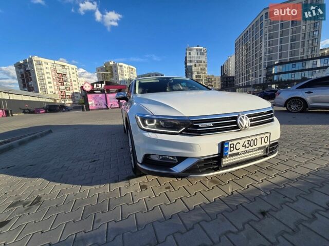 Белый Фольксваген Пассат Альтрак, объемом двигателя 2 л и пробегом 270 тыс. км за 16750 $, фото 1 на Automoto.ua