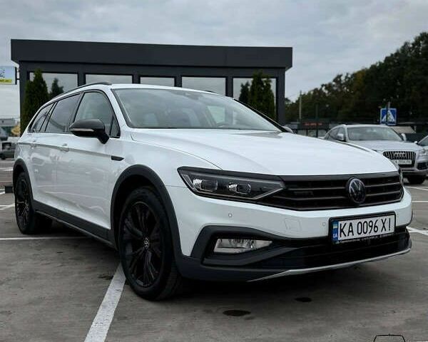 Білий Фольксваген Пассат Альтрак, об'ємом двигуна 2 л та пробігом 107 тис. км за 32450 $, фото 1 на Automoto.ua