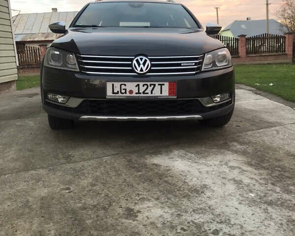 Коричневый Фольксваген Пассат Альтрак, объемом двигателя 2 л и пробегом 215 тыс. км за 16000 $, фото 1 на Automoto.ua