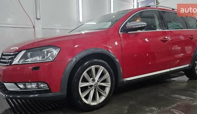 Червоний Фольксваген Пассат Альтрак, об'ємом двигуна 2 л та пробігом 295 тис. км за 12950 $, фото 1 на Automoto.ua