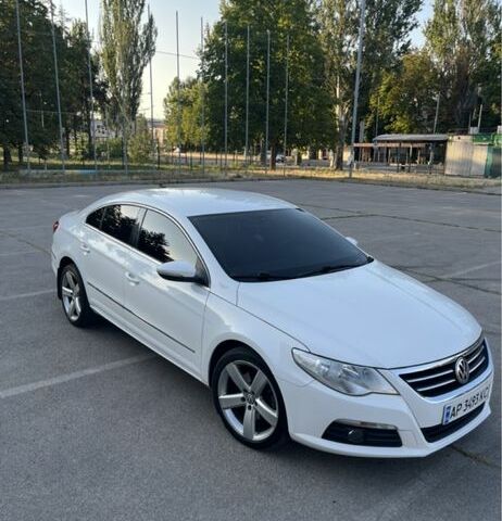 Белый Фольксваген Пассат СС, объемом двигателя 2 л и пробегом 215 тыс. км за 8400 $, фото 1 на Automoto.ua