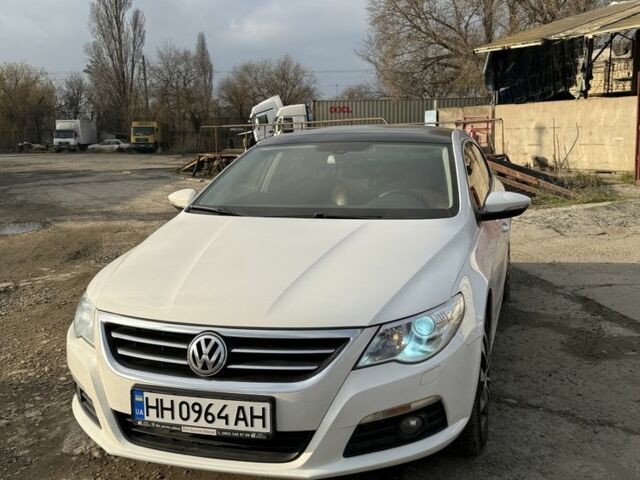 Белый Фольксваген Пассат СС, объемом двигателя 1.8 л и пробегом 200 тыс. км за 9000 $, фото 1 на Automoto.ua